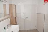 Badezimmer II - Seniorengerechte Erdgeschosswohnung im neuwertigen und modernen Mehrfamilienhaus mit guter Mieterstruktur!