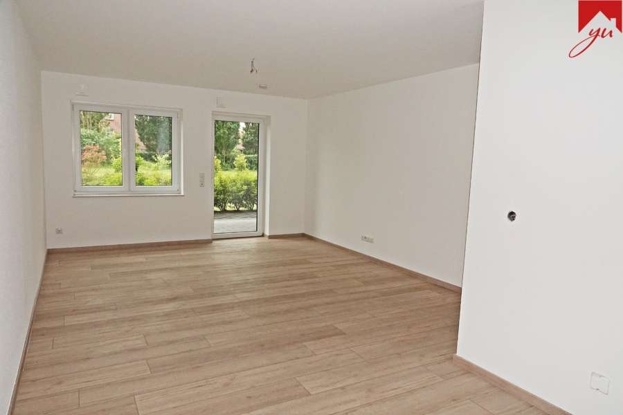 offener Wohn- und Essbereich mit Zugang zur Terrasse