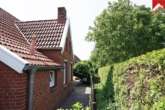 Durchgang zur anderer Terrasse - Liebevoll gepflegtes Einfamilienhaus mit wunderschön angelegtem Garten in Simonswolde