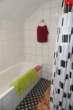 Badewanne und Dusche - Liebevoll gepflegtes Einfamilienhaus mit wunderschön angelegtem Garten in Simonswolde