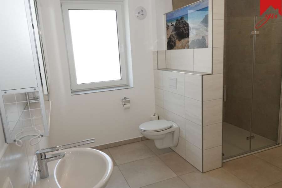 Großzügige moderne Obergeschosswohnung mit Einbauküche am Stadtrand von Esens! Neubau- Erstbezug! - Photo 4