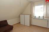 Wohn-/ Schlafzimmer im Obergeschoss - Doppelhaushälfte mit 2 Wohneinheiten im küstennahen und gemütlichen Warfendorf Westerbur