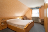 Schlafzimmer im Obergeschoss - Gepflegtes Einfamilienhaus mit einem Erweiterungsbau und viel Potenzial in eingewachsener Siedlungslage von Utarp