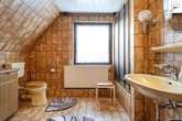 Badezimmer im Obergeschoss - Gepflegtes Einfamilienhaus mit einem Erweiterungsbau und viel Potenzial in eingewachsener Siedlungslage von Utarp