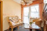 kleines Zweitwohnzimmer  mit Zugang zur Terrasse - Gepflegtes Einfamilienhaus mit einem Erweiterungsbau und viel Potenzial in eingewachsener Siedlungslage von Utarp