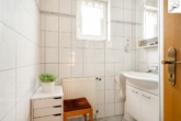 Badezimmer im Erdgeschoss - Gepflegtes Einfamilienhaus mit einem Erweiterungsbau und viel Potenzial in eingewachsener Siedlungslage von Utarp