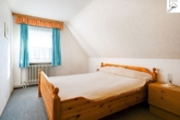 Zimmer I im Obergeschoss - Gepflegtes Einfamilienhaus mit einem Erweiterungsbau und viel Potenzial in eingewachsener Siedlungslage von Utarp