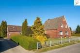 Außenansicht mit Garten - Gepflegtes Einfamilienhaus mit einem Erweiterungsbau und viel Potenzial in eingewachsener Siedlungslage von Utarp