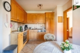 Küche mit Einbauküche - Gepflegtes Einfamilienhaus mit einem Erweiterungsbau und viel Potenzial in eingewachsener Siedlungslage von Utarp