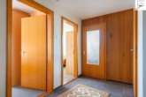 Flur im Obergeschoss - Gepflegtes Einfamilienhaus mit einem Erweiterungsbau und viel Potenzial in eingewachsener Siedlungslage von Utarp