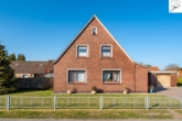 Frontalansicht - Gepflegtes Einfamilienhaus mit einem Erweiterungsbau und viel Potenzial in eingewachsener Siedlungslage von Utarp