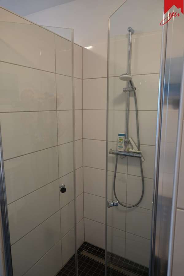großzügige Dusche