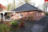 Hausansicht mit Carport und Abstellraum