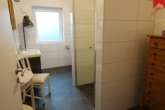 Bad mit Dusche und Fenster