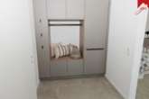 Wohnungseingangsbereich mit Garderobe - Neubauwohnung mit hochwertiger Ausstattung und Mobiliar in Innenstadtlage von Esens