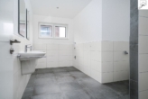 Badezimmer - Geräumige und hochwertige Erdgeschosswohnung mit Garten im Neubaugebiet von Oldenburg- Eversten!