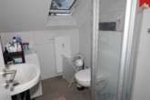 Badezimmer mit Dusche - Gemütliche Dachgeschosswohnung mit moderner Einbauküche in zentraler Lage von Aurich!