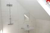 Badezimmer mit Dusche - Hochwertige Dachgeschosswohnung mit Dachterrasse in Schortens. Erstbezug