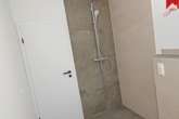 Badezimmer mit ebenerdiger Dusche - Für Selbstnutzer oder Kapitalanleger! Neubau- Dachgeschosswohnung über den Dächern von Esens
